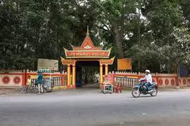 Chùa Mahatup-Chùa Dơi (Sóc Trăng) vắng lặng khi bà con Khmer được khuyến cáo đón Tết cổ truyền Chôl Chnăm Thmây tại nhà trong mùa dịch. (Ảnh: Chanh Đa/TTXVN)