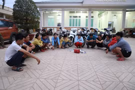 Các đối tượng đánh bạc và tổ chức đánh bạc bị bắt giữ. (Ảnh: Lê Đức Hoảnh/TTXVN)