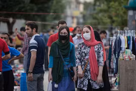 Người dân đeo khẩu trang phòng lây nhiễm COVID-19 tại Tehran, Iran ngày 30/5/2020. (Ảnh: THX/TTXVN)