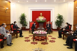 Thường trực Ban Bí thư Trần Quốc Vượng tiếp Đại sứ Ấn Độ. (Ảnh: Văn Điệp/TTXVN)