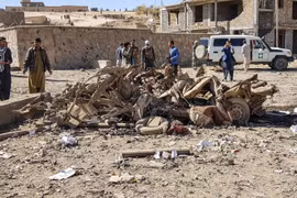 Hiện trường vụ đánh bom xe nhằm vào trụ sở cảnh sát ở Feroz Koh thuộc tỉnh Ghor, Afghanistan, ngày 18/10/2020. (Ảnh: AFP/ TTXVN)