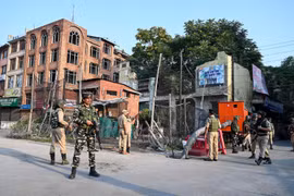 Binh sỹ bán quân sự Ấn Độ gác tại Srinagar. (Ảnh: AFP/ TTXVN)