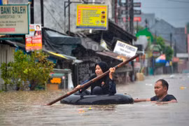 Trong ảnh: Cảnh ngập lụt sau mưa lớn tại Bekasi, Tây Java, Indonesia, ngày 1/1/2020. (Ảnh: AFP/TTXVN)