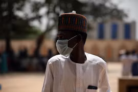 Một người dân Nigeria đeo khẩu trang phòng dịch COVID-19 tại Abuja. (Ảnh: AFP/TTXVN)