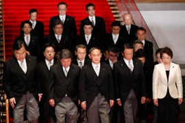 Thủ tướng Nhật Bản Yoshihide Suga (giữa, phía trước) cùng các thành viên nội các trước cuộc họp ở Tokyo, Nhật Bản ngày 16/9/2020. (Ảnh: AFP/TTXVN)