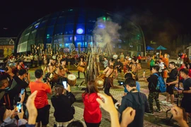 Du khách tham gia các hoạt động văn hóa nghệ thuật về đêm tại khu du lịch Bà Nà Hills. (Ảnh: TTXVN)