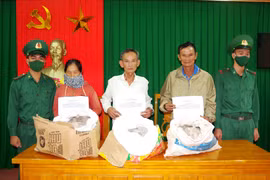Các đối tượng trong đường dây vận chuyển, buôn bán thuốc nổ bị bắt tại cơ quan chức năng. (Ảnh: TTXVN)