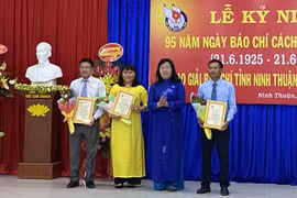 Lãnh đạo Hội Nhà báo tỉnh Ninh Thuận trao giải cho các tác giải đạt giải báo chí tỉnh Ninh Thuận lần thứ XIII năm 2019. (Ảnh: Công Thử/TTXVN)