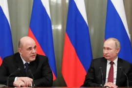 Tổng thống Nga Vladimir Putin (phải) và Thủ tướng Mikhail Mishustin trong một cuộc họp tại Moskva. (Ảnh: AFP/TTXVN)