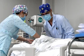 Nhân viên y tế chăm sóc bệnh nhân mắc COVID-19 tại một bệnh viện ở Hà Nam, Trung Quốc ngày 26/4/2020. (Ảnh: THX/TTXVN)