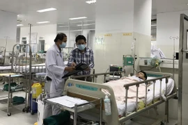 Học sinh bị thương do cây phượng bật gốc đè trúng đang được điều trị tại Khoa Cấp cứu - Bệnh viện Nhi đồng 2. (Ảnh: Đinh Hằng/TTXVN)