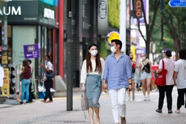 Người dân đeo khẩu trang phòng lây nhiễm COVID-19 tại Seoul, Hàn Quốc, ngày 5/9/2020. (Ảnh: THX/TTXVN)