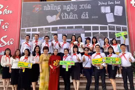 Dù học trò đã thành danh, khi có dịp vẫn quây quần bên cô giáo như những ngày thơ bé. (Nguồn: Vietnam+)