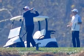 [Video] Tổng thống Mỹ Donald Trump bình thản đi chơi golf dù thua kiện