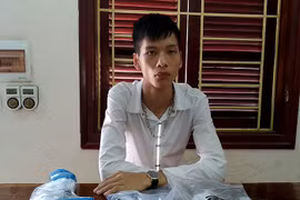 Đối tượng Tiêu Tiến Toàn và tang vật. (Nguồn: baodienbienphu.info.vn)