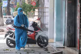 Phun thuốc khử trùng phong chống COVD-19. (Ảnh: Tuấn Anh/TTXVN)
