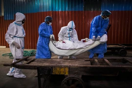 Chuyển thi thể bệnh nhân mắc COVID-19 tại New Delhi, Ấn Độ ngày 22/8/2020. (Ảnh: AFP/TTXVN)