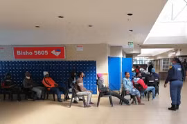 Cảnh sát Nam Phi nhắc nhở người dân thực hiện giãn cách xã hội trong một siêu thị tại thủ đô Pretoria, Nam Phi. (Ảnh: Phi Hùng/TTXVN)