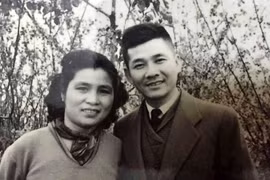Nhà thơ Nguyễn Xuân Sanh bên vợ - nhà văn Cẩm Thạnh - năm 1961. (Nguồn: vnexpress.net)