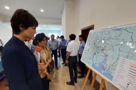 Đại biểu tham quan bản đồ về hệ thống giao thông kết nối vùng kinh tế trong điểm phía Nam. (Ảnh: Huỳnh Ngọc Sơn/TTXVN)