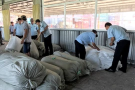 Lực lượng hải quan kiểm tra lô hàng hóa nhập khẩu gian lận xuất xứ. (Ảnh: TTXVN phát)