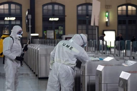 Lực lượng khẩn cấp của quân đội Tây Ban Nha tiến hành khử trùng phòng dịch COVID-19 tại nhà ga phía Bắc ở Valencia, ngày 16/3/2020. (Ảnh: AFP/TTXVN)