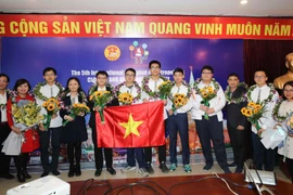 Đội tuyển Hà Nội đạt Cúp Bạc đồng đội và Top 5 thành phố xuất sắc nhất trong cuộc thi tốc độ Bliz-contest. (Ảnh: Thanh Tùng/TTXVN)