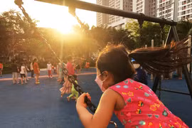 Nhiệm vụ bảo vệ và chăm sóc trẻ em là một nội dung cơ bản trong Chiến lược con người đã và đang được Đảng, Nhà nước chú trọng. (Ảnh: Lâm Khánh/TTXVN)