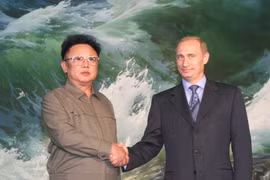 Nhà lãnh đạo Triều Tiên Kim Jong Il (trái) và Tổng thống Nga Vladimir Putin (phải) tại cuộc gặp ở Bình Nhưỡng, ngày 19/7/2000. (Ảnh: AFP/TTXVN)