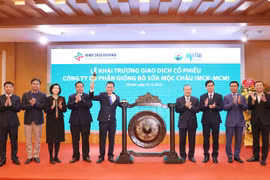 Tổng Giám đốc công ty Mộc Châu Milk thực hiện nghi thức đánh cồng, chính thức khai trương giao dịch cổ phiếu MCM trên sàn UPCOM.