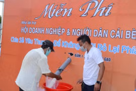 Mô hình "Cây ATM gạo" của anh Hoàng Tuấn Anh đã được nhân rộng ở nhiều địa phương. (Ảnh: Nam Thái/TTXVN)