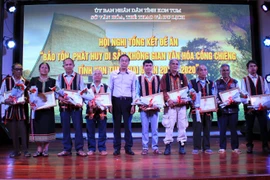 Sở Văn hóa, Thể thao và Du lịch tỉnh Kon Tum khen thưởng cho các tập thể, cá nhân có cống hiến tiêu biểu về bảo tồn, phát huy di sản không gian văn hóa cồng chiêng. (Ảnh: Khoa Chương/TTXVN)