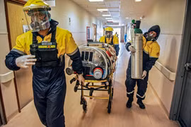 Chuyển bệnh nhân COVID-19 tới bệnh viện ở Lima, Peru, ngày 1/9/2020. (Ảnh: AFP/TTXVN)