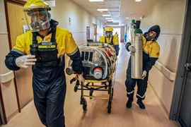 Chuyển bệnh nhân COVID-19 tới bệnh viện ở Lima, Peru, ngày 1/9/2020. (Ảnh: AFP/TTXVN)