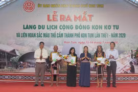 UBND tỉnh Kon Tum trao quyết định công nhận cho nhân dân làng du lịch cộng đồng Kon Kơ Tu. (Ảnh: Dư Toán/TTXVN)