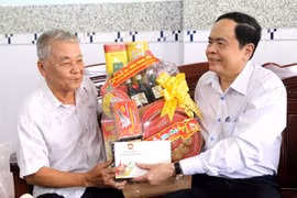 Chủ tịch Trung ương MTTQ Việt Nam Trần Thanh Mẫn tặng quà cho hộ gia đình chính sách Nguyễn Văn Nô. (Ảnh: Trung Hiếu/TTXVN)