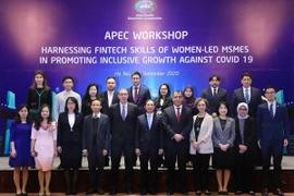 Thứ trưởng Thường trực Bộ Ngoại giao Bùi Thanh Sơn với các đại biểu dự hội thảo. (Ảnh: Lâm Khánh/TTXVN)