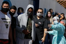 Người dân xếp hàng chờ xét nghiệm COVID-19 tại Brasilia, Brazil, ngày 26/5/2020. (Ảnh: THX/TTXVN)