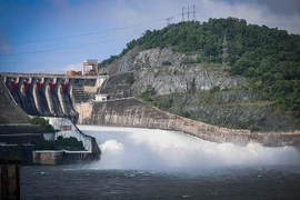 Thủy điện Hòa Bình mở một cửa xả lũ. (Ảnh: Trọng Đạt/TTXVN)