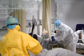 Điều trị cho bệnh nhân nhiễm virus corona chủng mới tại một bệnh viện ở Trùng Khánh, Trung Quốc ngày 1/2/2020. (Ảnh: THX/TTXVN)