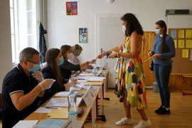 Cử tri đăng ký tại điểm bỏ phiếu bầu các hội đồng khu vực và bầu cử thay thế 1/3 vị trí của Thượng viện Cộng hòa Séc tại Prague ngày 2/10/2020. (Ảnh: THX/TTXVN)