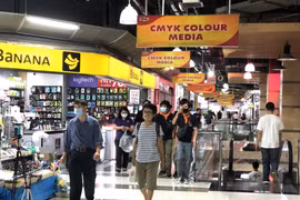 Người dân thủ đô Bangkok đi mua sắm sau khi các biện pháp phong tỏa phòng chống COVID-19 được nới lỏng. (Ảnh: Ngọc Quang/TTXVN)