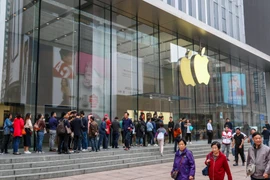 Một cửa hàng của Apple tại Thượng Hải, Trung Quốc. Foxconn sẵn sàng chuyển nhà máy lắp ráp iPhones ra khỏi quốc gia châu Á này. (Nguồn: AFP/TTXVN)