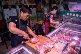 Một quầy bán thịt lợn tại chợ ở Bắc Kinh, Trung Quốc. (Ảnh: AFP/TTXVN)