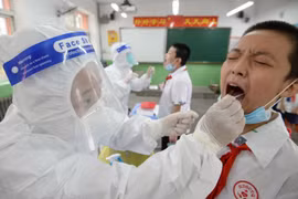 Nhân viên y tế lấy mẫu xét nghiệm COVID-19 tại Handan, tỉnh Hồ Bắc, Trung Quốc. (Ảnh: AFP/TTXVN)