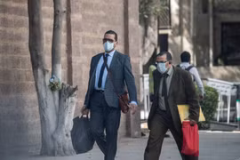 Người dân đeo khẩu trang phòng lây nhiễm COVID-19 tại Cairo, Ai Cập ngày 7/4/2020. (Ảnh: THX/TTXVN)