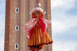 Thiên sứ bay ngoạn mục mở màn cho Lễ hội Carnival Venice. (Nguồn: carnevale.venezia.it)