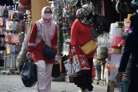 Người dân mua sắm tại một khu chợ ở Jakarta, Indonesia. (Ảnh: THX/TTXVN)