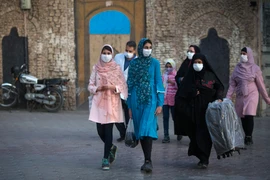 Người dân đeo khẩu trang phòng lây nhiễm COVID-19 tại Mashhad, Iran, ngày 29/10/2020. (Ảnh: THX/TTXVN)