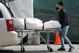 Chuyển thi thể bệnh nhân COVID-19 tại bệnh viện ở Brooklyn, New York, Mỹ. (Ảnh: AFP/TTXVN)